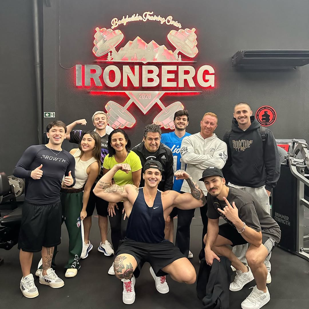 Filipe Linares com clientes